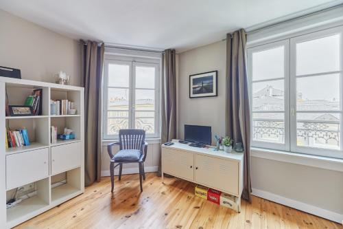 un bureau avec un bureau et un ordinateur dans l'établissement Le Trianon - Appt à 100m de la plage, à Trouville-sur-Mer
