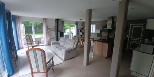 un salon avec un canapé, des chaises et une table dans l'établissement grande maison entière de 120m2, à Épron