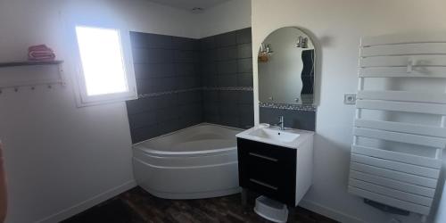 une salle de bain avec toilettes, lavabo et miroir dans l'établissement grande maison entière de 120m2, à Épron