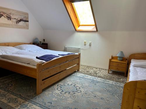 Penzión Encián في Blatnica: غرفة نوم بسريرين ونافذة