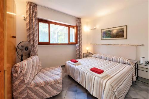 una camera con letto e sedia di WELLNESS VERSILIA -SAUNA & JACUZZI- Free Parking- a Marina di Massa