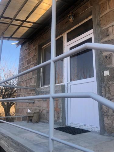 una puerta delantera de una casa de ladrillo en Norik guest house en Garni