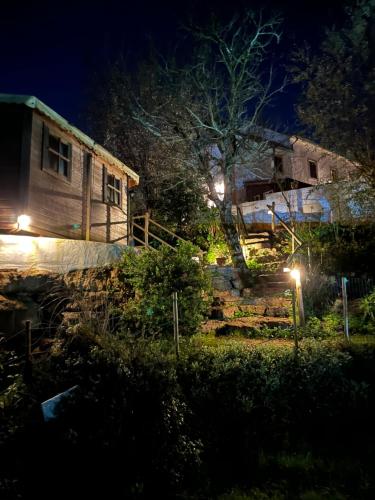 a house at night with lights in the yard at Quinta Laranja - Turismo Rural - in Alvorninha