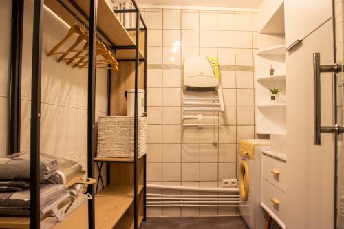 Una pequeña habitación con una litera y un armario. en GITE URBAIN - Côté charme, en Rodez