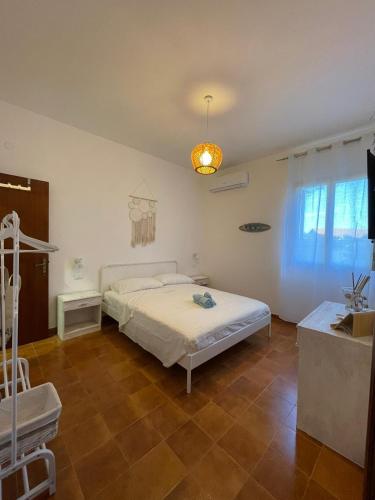聖多米諾的住宿－B&b da Tizzy，卧室配有白色的床