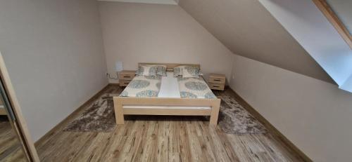 Un pat sau paturi într-o cameră la Azra Apartman