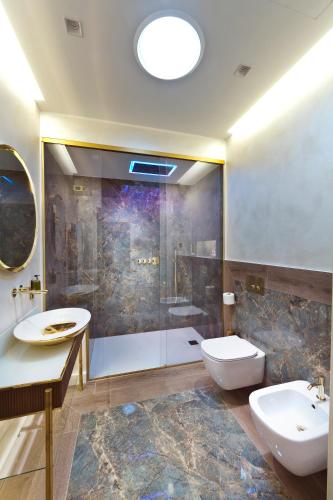 a bathroom with a shower and a toilet and a sink at Vip's Motel Luxury Accommodation & Spa in Lonato del Garda