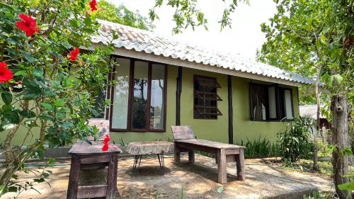 Κήπος έξω από το Bannamhoo Bungalows