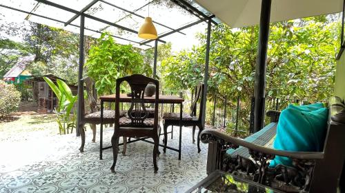 Κήπος έξω από το Bannamhoo Bungalows