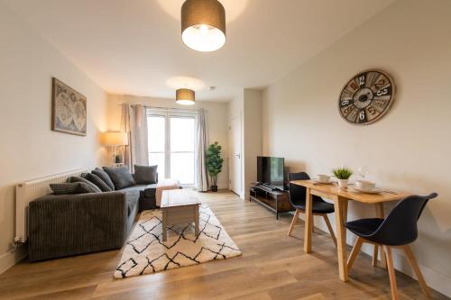 uma sala de estar com um sofá e uma mesa em Fantastic 1 Bed Apartment in Crawley em Crawley