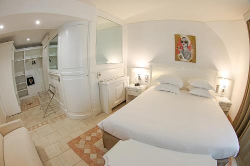 Ένα ή περισσότερα κρεβάτια σε δωμάτιο στο Hôtel L'Abbaye