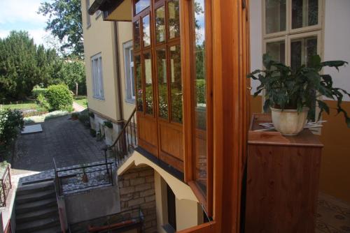 een deur naar een balkon met een potplant bij Apartmán Husova 1.patro in Jičín