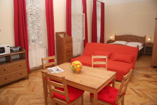 een woonkamer met een tafel en een bank bij Apartmán Husova 1.patro in Jičín