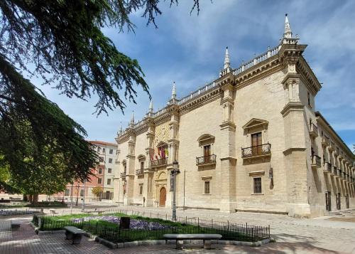un gran edificio con bancos delante en Ático Ángela en Valladolid