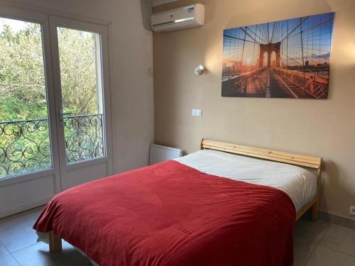 sypialnia z łóżkiem i dużym oknem w obiekcie Très grande Villa pour 1 famille ou plusieurs... w mieście Valbonne
