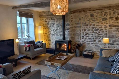 Photo de la galerie de l'établissement Grande et belle maison. Jardin. Lac des Sapins., à Meaux-la-Montagne