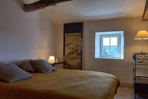 Schlafzimmer mit einem großen Bett und einem Fenster in der Unterkunft Grande et belle maison. Jardin. Lac des Sapins. 