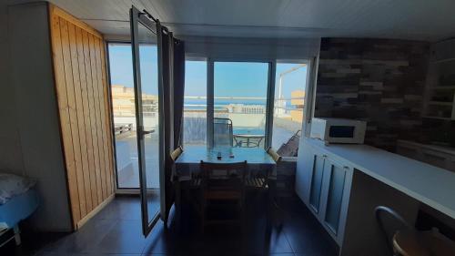 Pokój z widokiem na pokój z balkonem w obiekcie ESTUDIO ÁTICO En URBANIZACIÓN ROQUETAS DE MAR w mieście Roquetas de Mar