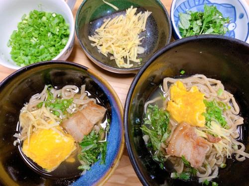 tres tazones de comida sentados en una mesa en お子様連れ&動物好き大歓迎！産みたての卵を収穫体験できる宿, en Nanjō