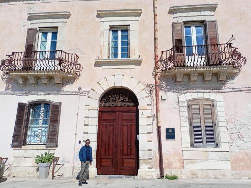 Το κτήριο όπου στεγάζεται  το διαμέρισμα