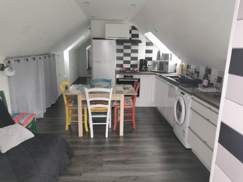 Una cocina o zona de cocina en Magnifique appartement près de la mer et du Mt St Michel en Bretagne