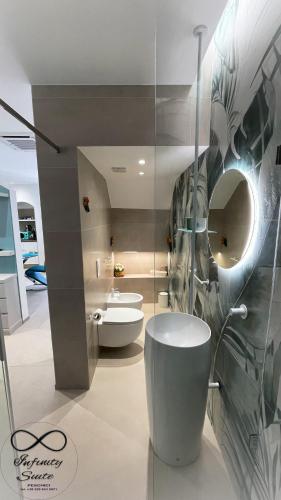 un bagno con due WC e un lavandino di Infinity Suite a Peschici