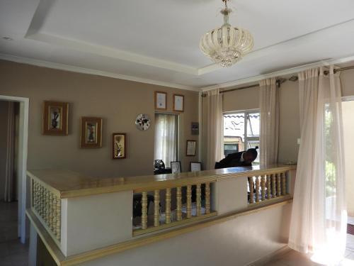 Lobby o reception area sa 2 bedroomed apartment with en-suite and kitchenette - 2071