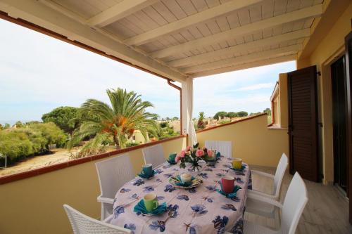 - une table sur le balcon d'une maison dans l'établissement Case vacanza Baiazzurra, à Monte Nai