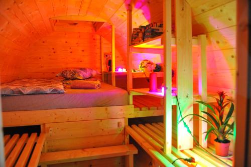pokój z łóżkiem w drewnianym domku w obiekcie Vila Roberta Breaza Brasov w mieście Breaza