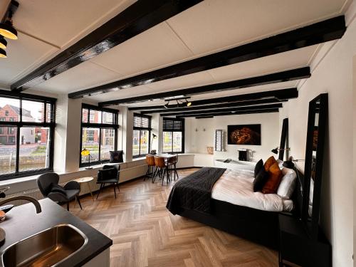 1 dormitorio con 1 cama y lavamanos en una habitación en Borrel & Bed Onder zeil, en Zwolle