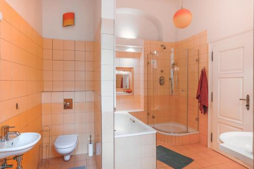 y baño con lavabo, aseo y ducha. en New Stylish 3 Suites Bedrooms Apt in Mala Strana - N2nd en Praga