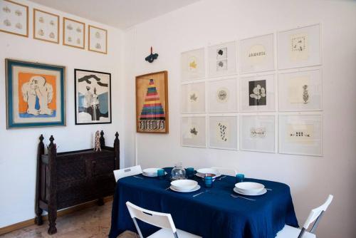 une salle à manger avec une table bleue et des chaises dans l'établissement La Casa dell’Artista, à La Spezia