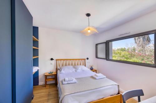 une chambre avec un lit et une fenêtre dans l'établissement SOUTH-OF-FRANCE T2 neuf haut de gamme, climatisé, parking gratuit, 2eme ligne balcon, à Carnon-Plage