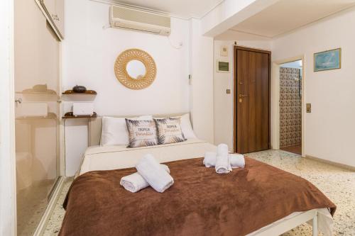 1 dormitorio con 1 cama grande y toallas. en Loutraki Beach & Casino Condo en Loutraki