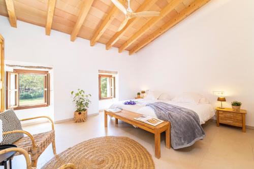 Postel nebo postele na pokoji v ubytování Finca Boutique Can Regalat