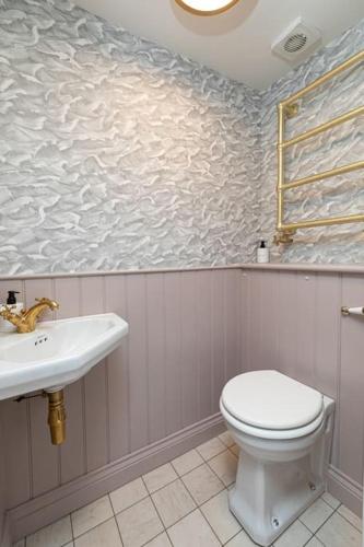Un baño de Farriers Cottage-Tranquil Haven, Central Location!
