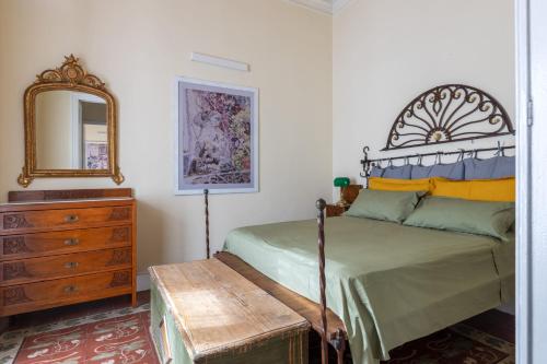 um quarto com uma cama, uma cómoda e um espelho em Catania City Center Historical Building Home em Catânia