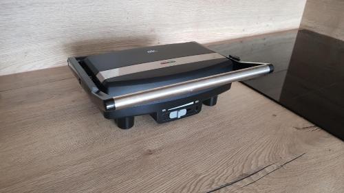 an empty black printer sitting on the floor next to a wall at Posnania Comfort Apartment, free parking, self check-in 24h in Poznań