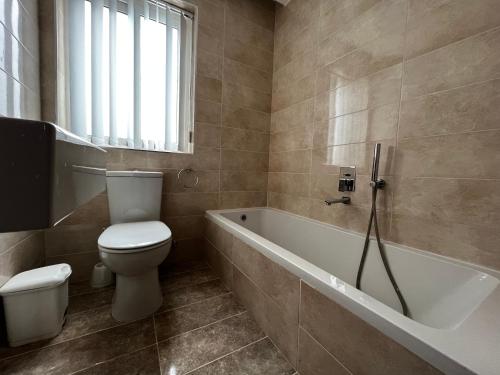 斯利馬的住宿－Stunning penthouse, 2 bedroom, heart of Sliema，浴室配有卫生间、浴缸和水槽。