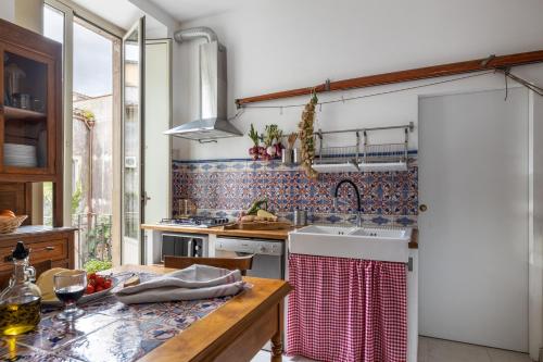una cocina con fregadero y encimera en Catania City Center Historical Building Home, en Catania