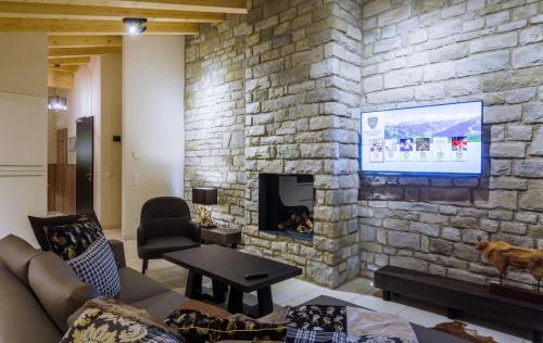 Телевизор и/или развлекательный центр в AvenidA Mountain Lodges Saalbach