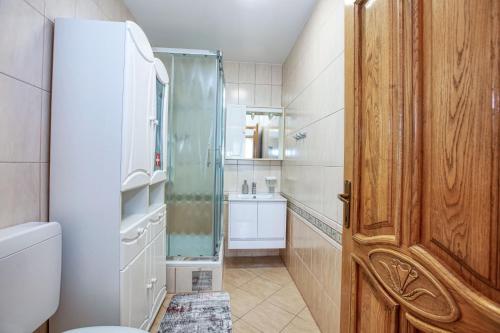 La salle de bains est pourvue de toilettes et d'une douche en verre. dans l'établissement Seaside holiday house Stupin Celine, Rogoznica - 19871, à Rogoznica