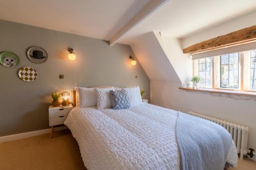 una camera da letto con un letto grande e una finestra di Stone Cottage a Stanton