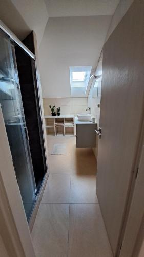 een badkamer met een toilet, een wastafel en een deur bij Apartman FARMA HRADEC in Mnichovo Hradiště