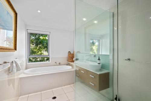 Un baño de Waves 11 - Beachfront - Sleeps 8