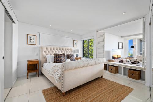 Una cama o camas en una habitación de Waves 11 - Beachfront - Sleeps 8