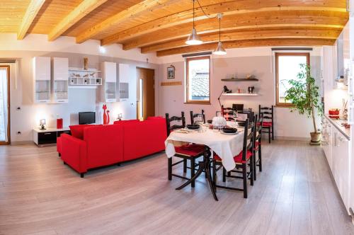 A seating area at Appartamento incantevole con parcheggio privato