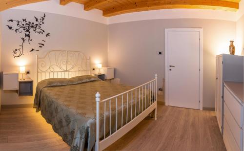 - une chambre avec un grand lit et un escalier dans l'établissement Appartamento incantevole con parcheggio privato, à Casteldidone