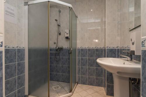 a bathroom with a shower and a sink at Püha Vaimu külaliskorter in Tallinn