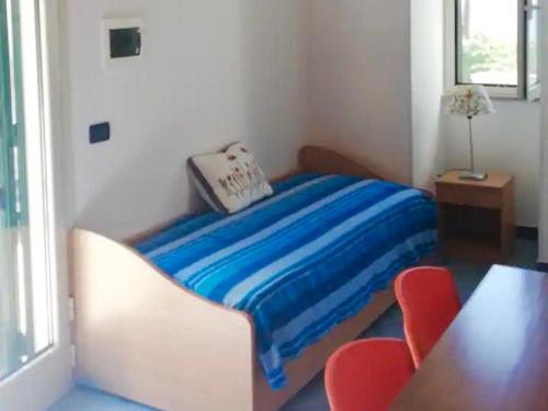 um quarto com uma cama e duas cadeiras vermelhas em Casa Porta D'oriente em Santa Cesarea Terme